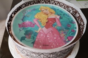 Desert tort cu ciocolata, mure si dantela de ciocolata