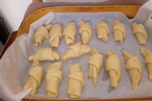 Desert cornulete fragede cu iaurt in aluat si umplutura de ciocolata cu rahat