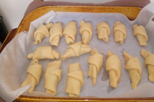Desert cornulete fragede cu iaurt in aluat si umplutura de ciocolata cu rahat