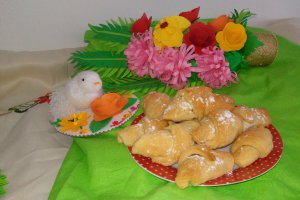 Desert cornulete fragede cu iaurt in aluat si umplutura de ciocolata cu rahat
