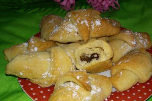 Desert cornulete fragede cu iaurt in aluat si umplutura de ciocolata cu rahat