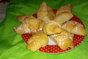 Desert cornulete fragede cu iaurt in aluat si umplutura de ciocolata cu rahat