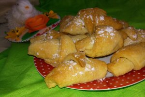 Desert cornulete fragede cu iaurt in aluat si umplutura de ciocolata cu rahat