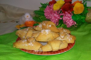 Desert cornulete fragede cu iaurt in aluat si umplutura de ciocolata cu rahat