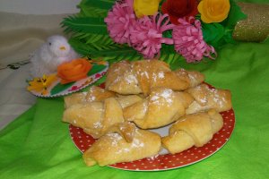 Desert cornulete fragede cu iaurt in aluat si umplutura de ciocolata cu rahat
