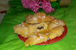 Desert cornulete fragede cu iaurt in aluat si umplutura de ciocolata cu rahat