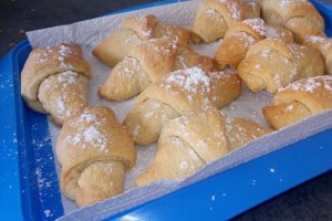 Desert cornulete fragede cu iaurt in aluat si umplutura de ciocolata cu rahat