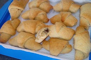 Desert cornulete fragede cu iaurt in aluat si umplutura de ciocolata cu rahat