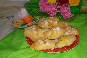 Desert cornulete fragede cu iaurt in aluat si umplutura de ciocolata cu rahat