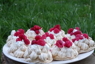 Desert mini Pavlova cu zmeura
