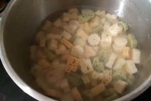 Paste tricolore cu file de cod