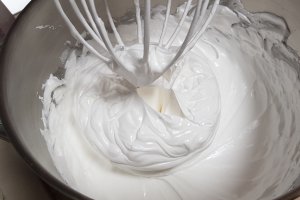 Desert Pavlova cu mascarpone si fructe
