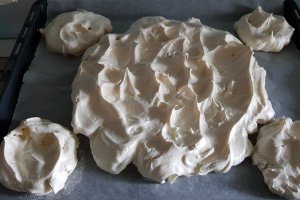 Desert Pavlova cu mascarpone si fructe