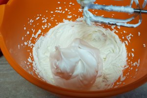 Desert Pavlova cu mascarpone si fructe