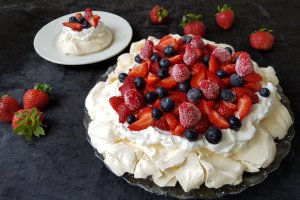Desert Pavlova cu mascarpone si fructe