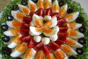 Salata cu oua, rosii cherry si mini mozzarella
