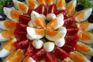 Salata cu oua, rosii cherry si mini mozzarella