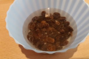 Desert prajitura umeda cu branza, iaurt si stafide