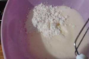 Desert prajitura umeda cu branza, iaurt si stafide