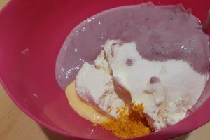 Desert prajitura umeda cu branza, iaurt si stafide