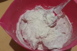 Desert prajitura umeda cu branza, iaurt si stafide
