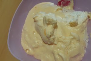 Desert prajitura umeda cu branza, iaurt si stafide