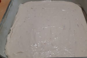 Desert prajitura umeda cu branza, iaurt si stafide