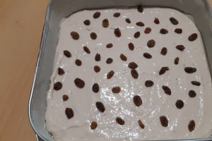 Desert prajitura umeda cu branza, iaurt si stafide