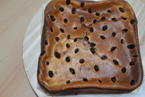 Desert prajitura umeda cu branza, iaurt si stafide