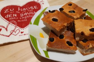 Desert prajitura umeda cu branza, iaurt si stafide
