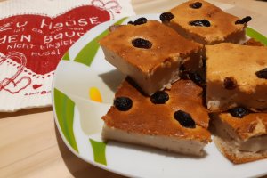 Desert prajitura umeda cu branza, iaurt si stafide