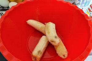 Desert prajitura cu banane si piersici