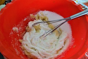 Desert prajitura cu banane si piersici