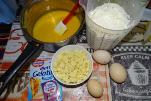 Desert prajitura cu banane si piersici