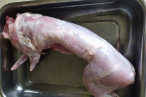 Iepure cu cartofi dulci, busuioc și rozmarin