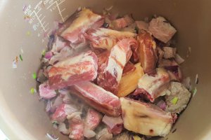 Tocanita de cartofi cu chimen si costita afumata de porc