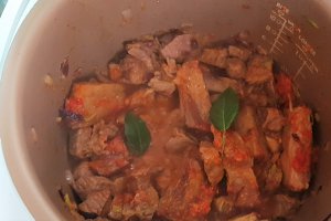 Tocanita de cartofi cu chimen si costita afumata de porc