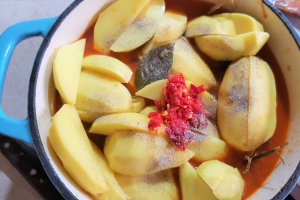 Tocanita de cartofi cu chimen si costita afumata de porc