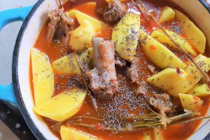 Tocanita de cartofi cu chimen si costita afumata de porc