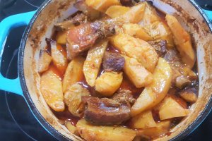 Tocanita de cartofi cu chimen si costita afumata de porc