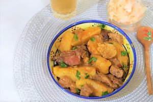 Tocanita de cartofi cu chimen si costita afumata de porc