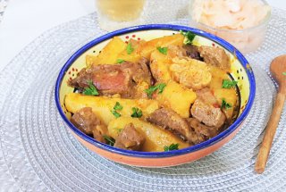 Tocanita de cartofi cu chimen si costita afumata de porc