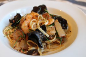 Creveti, scoici marinate si urechi de lemn cu taitei chinezesti