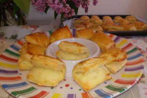Aperitiv pateuri cu branza din aluat de foietaj facut in casa