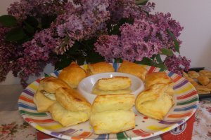 Aperitiv pateuri cu branza din aluat de foietaj facut in casa