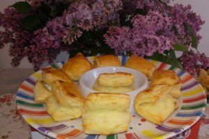 Aperitiv pateuri cu branza din aluat de foietaj facut in casa