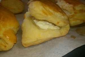 Aperitiv pateuri cu branza din aluat de foietaj facut in casa