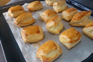 Aperitiv pateuri cu branza din aluat de foietaj facut in casa