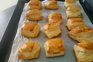 Aperitiv pateuri cu branza din aluat de foietaj facut in casa