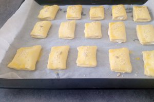 Aperitiv pateuri cu branza din aluat de foietaj facut in casa